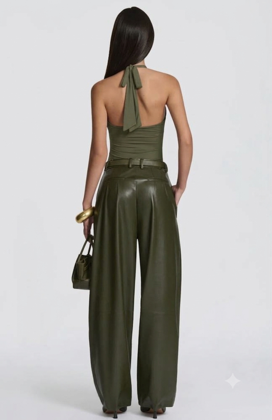 Pantalone Palazzo in Eco-Pelle Caratterizzato da una gamba ampia palazzo e doppie pinces frontali, dona un movimento sofisticato a ogni passo. La cintura sottile coordinata con fibbia metallica dorata definisce il punto vita.