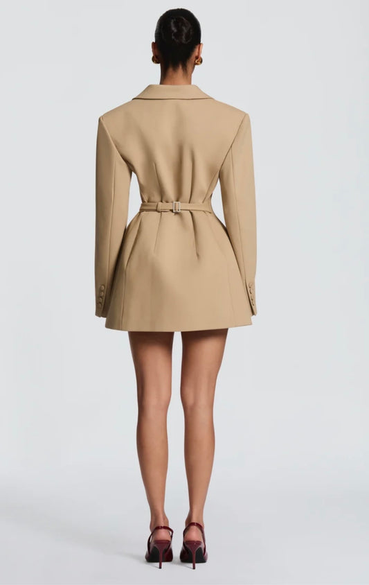 Blazer Elvira Un capo versatile che ridefinisce il concetto di power-dressing, perfetto da indossare come mini abito o come giacca over per un look stratificato.