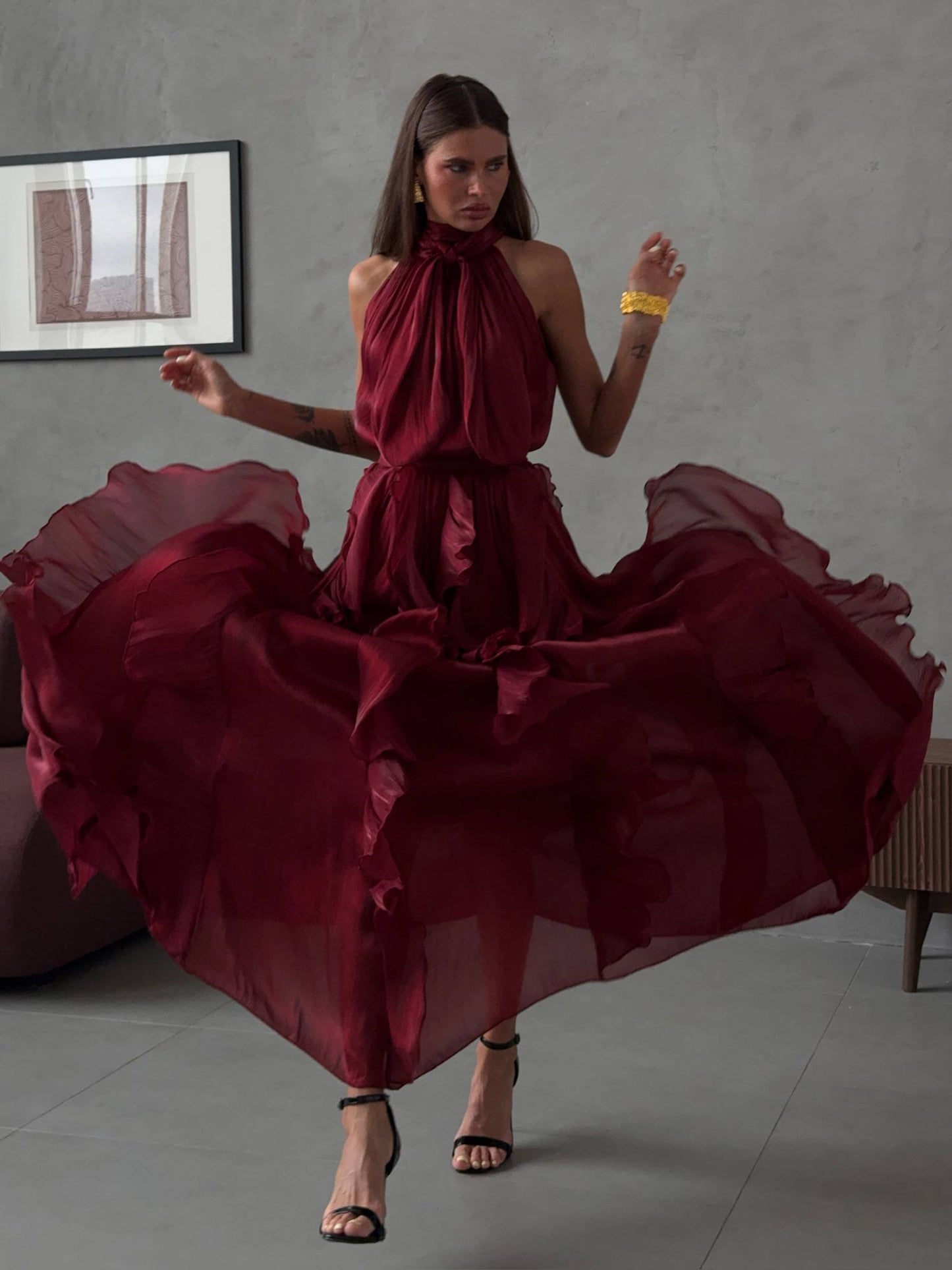 Abito Rouches maxi dress con scollo all'americana, collo con fiocco e gonna a cascata di rouches multistrato pensato per chi vuole essere al centro della scena senza sforzo. La silhouette fluida e il tessuto leggero lo rendono perfetto