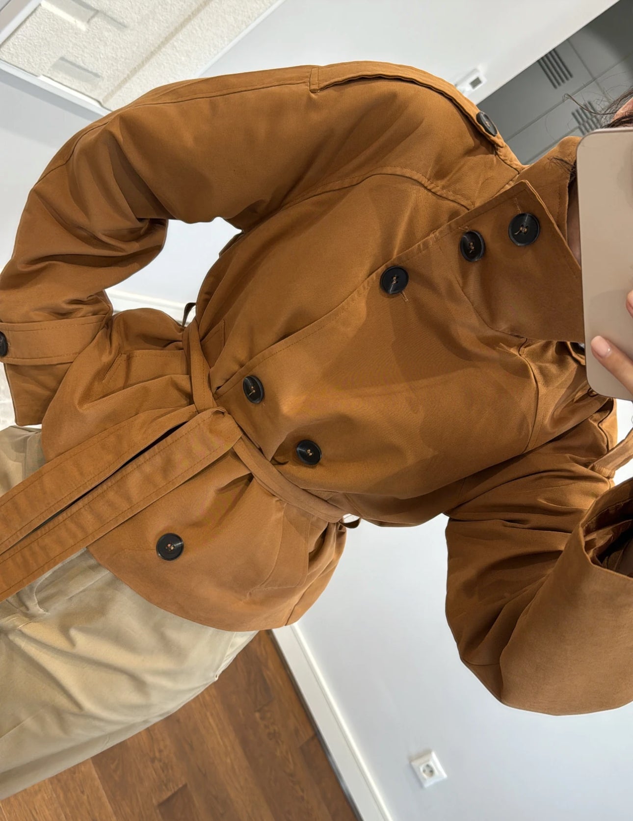 Trench NEW YORK Elegante trench corto con cintura regolabile e bottoni a contrasto. Design moderno e versatile, perfetto per look casual o raffinati.