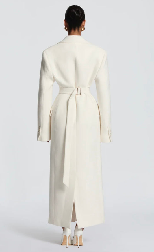 Cappotto Maxi Sartoriale a Clessidra Un capolavoro di sartorialità ed eleganza senza tempo. Questo cappotto maxi unisce una linea strutturata ad alta definizione a dettagli funzionali e sofisticati, pensati per valorizzare la figura.
