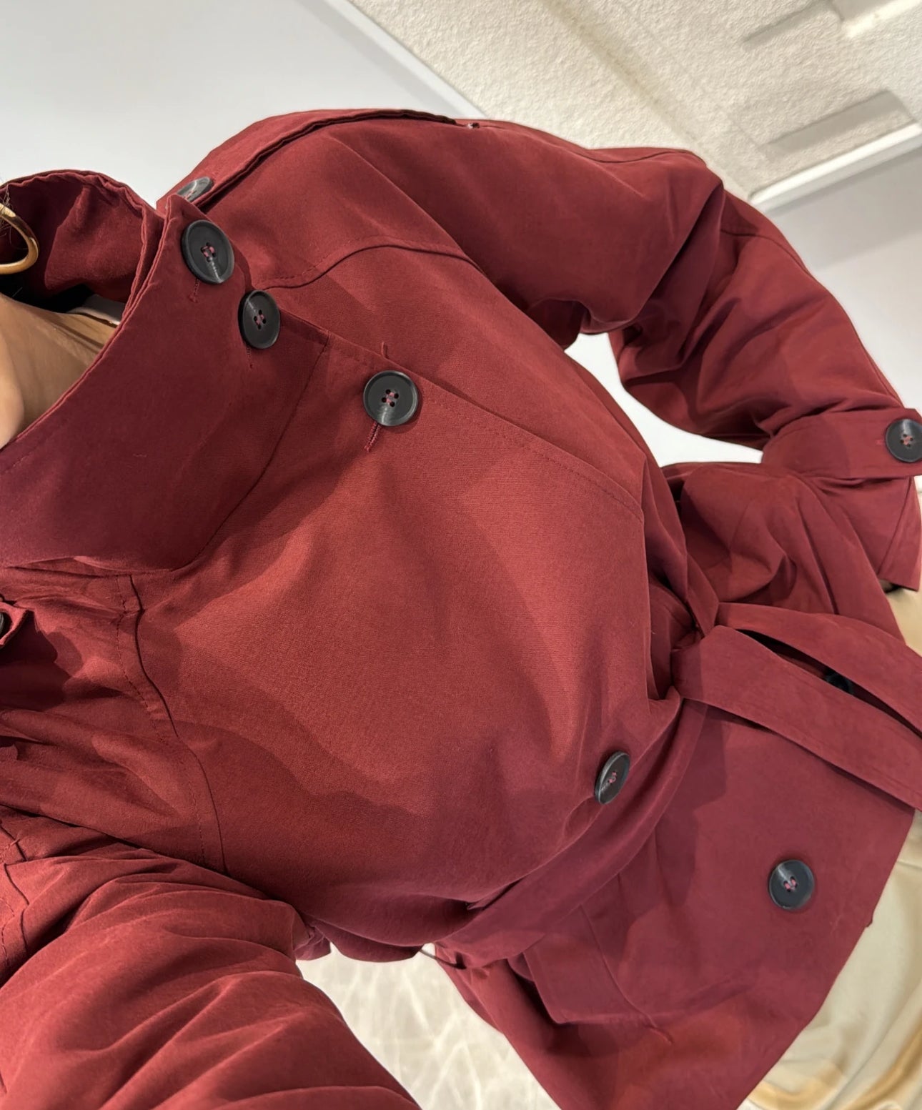 Trench NEW YORK Elegante trench corto con cintura regolabile e bottoni a contrasto. Design moderno e versatile, perfetto per look casual o raffinati.