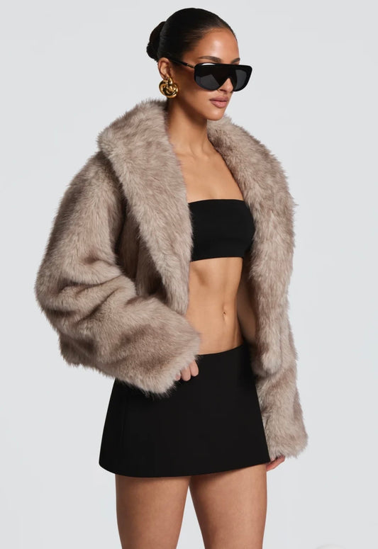 Giacca Crop in Ecopelliccia con Reverse Ampio in promozione.Morbidezza avvolgente e stile audace: il capospalla crop che trasforma ogni look serale in una dichiarazione di moda.