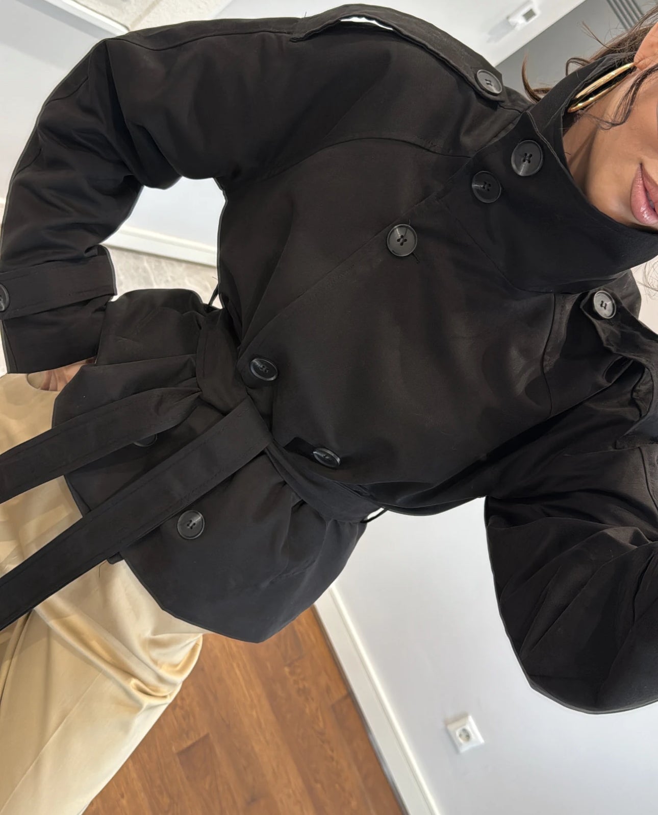 Trench NEW YORK Elegante trench corto con cintura regolabile e bottoni a contrasto. Design moderno e versatile, perfetto per look casual o raffinati.