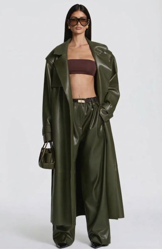 Trench Coat Maxi in Pelle Caratterizzato da un'ampia mantellina (gun flap), spalline strutturate, revers generosi e una cintura coordinata da annodare in vita, regala una silhouette definita e d'impatto.