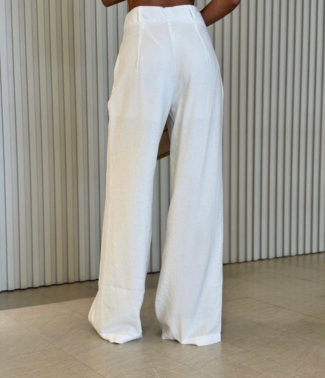 Coordinato Federica completo due pezzi + cinta tessuto lino è l'alleato perfetto per chi cerca un look sofisticato senza rinunciare alla freschezza.