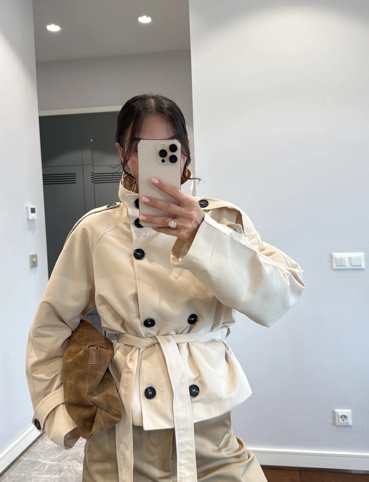Trench NEW YORK Elegante trench corto con cintura regolabile e bottoni a contrasto. Design moderno e versatile, perfetto per look casual o raffinati.