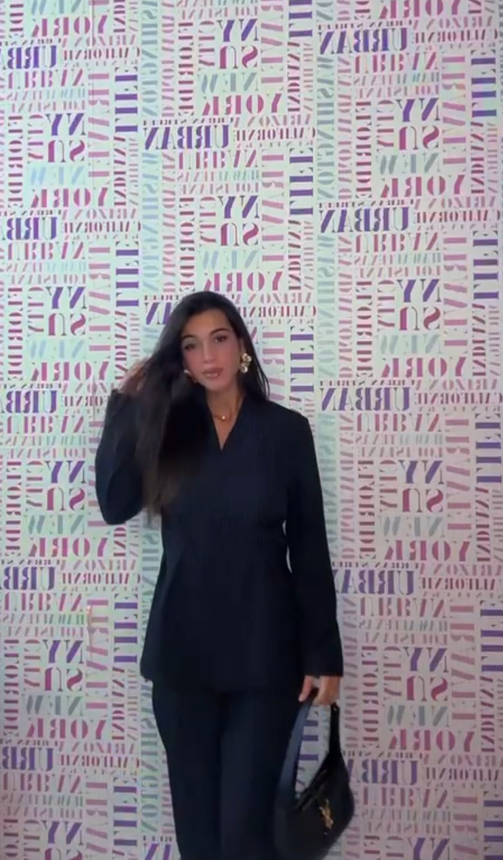 Tailleur TOKYO femminile in stile business-chic, composto da giacca sartoriale e pantaloni ampi a gamba dritta. Perfetto per ufficio, meeting o occasioni formali. Tessuto confortevole e vestibilità moderna per un look professionale e raffinato.