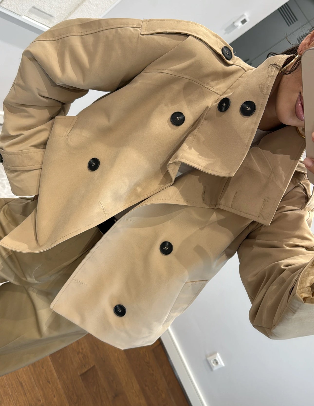 Trench NEW YORK Elegante trench corto con cintura regolabile e bottoni a contrasto. Design moderno e versatile, perfetto per look casual o raffinati.