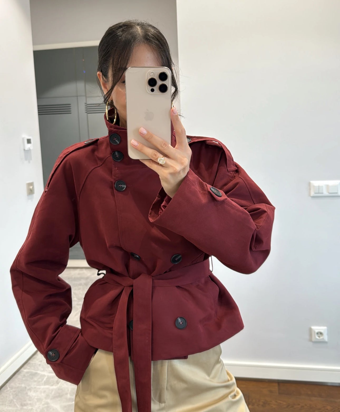 Trench NEW YORK Elegante trench corto con cintura regolabile e bottoni a contrasto. Design moderno e versatile, perfetto per look casual o raffinati.