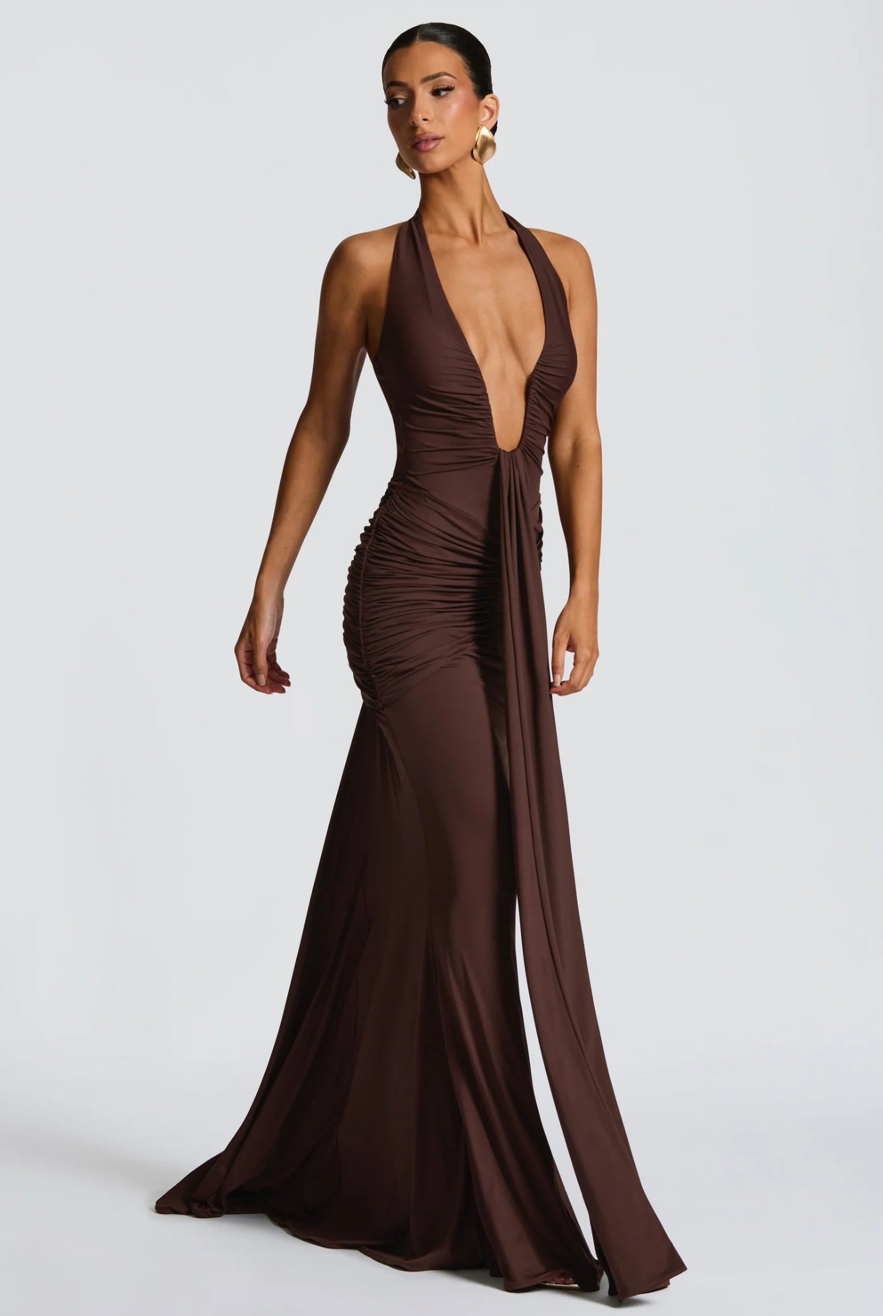 Abito Greta scenografico che esalta la silhouette con linee sinuose e dettagli sofisticati. Questo modello lungo è pensato per chi desidera un look magnetico e raffinato.