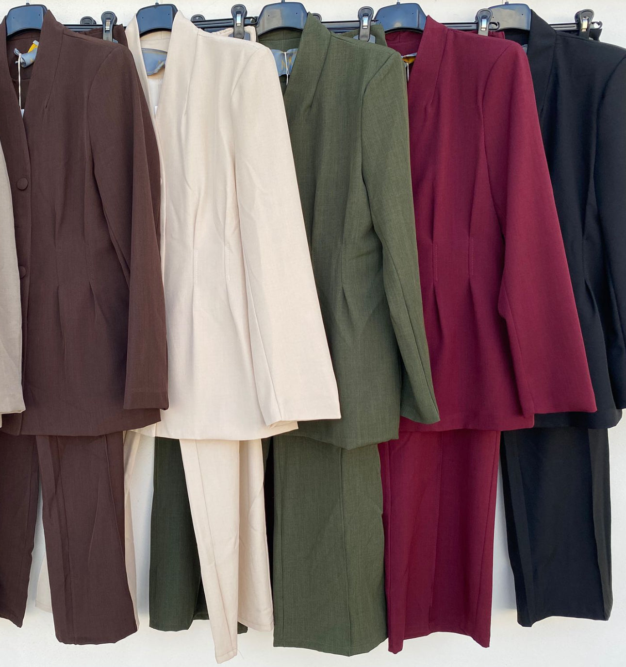 Tailleur TOKYO femminile in stile business-chic, composto da giacca sartoriale e pantaloni ampi a gamba dritta. Perfetto per ufficio, meeting o occasioni formali. Tessuto confortevole e vestibilità moderna per un look professionale e raffinato.