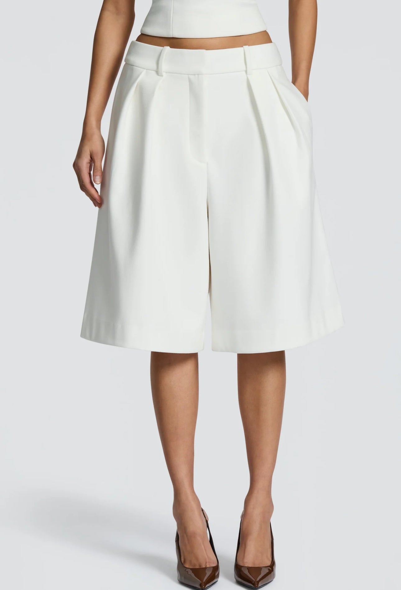 Completo GIULIA Questo look è un perfetto mix tra eleganza e minimalismo, ideale sia per il giorno che per la sera.