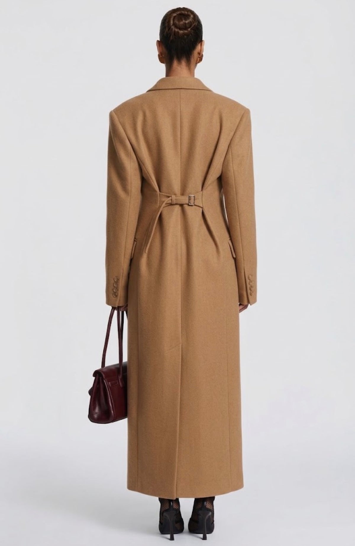 Cappotto Maxi Doppio Petto Sartoriale Caratterizzato da spalle definite, ampi revers e un’elegante allacciatura a doppio petto, è il capo definitivo per elevare i tuoi outfit invernali con un tocco di lusso discreto e minimalista.