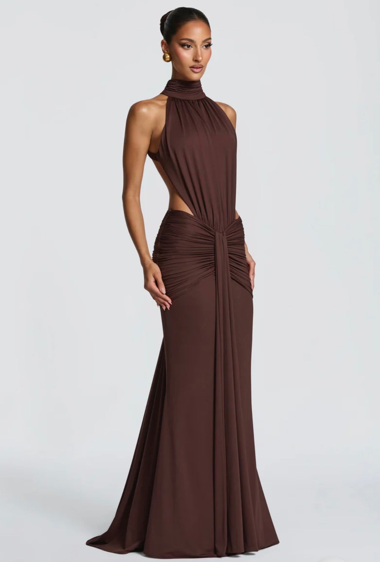 Abito Serena Caratterizzato da una silhouette a sirena che valorizza le forme, questo modello unisce un sofisticato collo alto a un audace gioco di drappeggi e intagli cut-out sui fianchi.