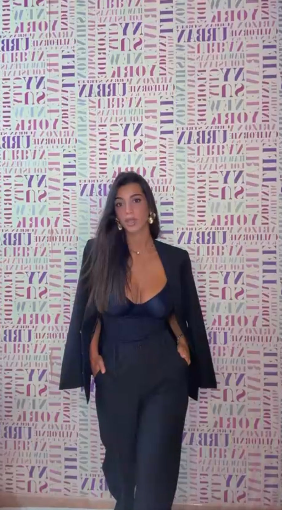 Tailleur TOKYO femminile in stile business-chic, composto da giacca sartoriale e pantaloni ampi a gamba dritta. Perfetto per ufficio, meeting o occasioni formali. Tessuto confortevole e vestibilità moderna per un look professionale e raffinato.