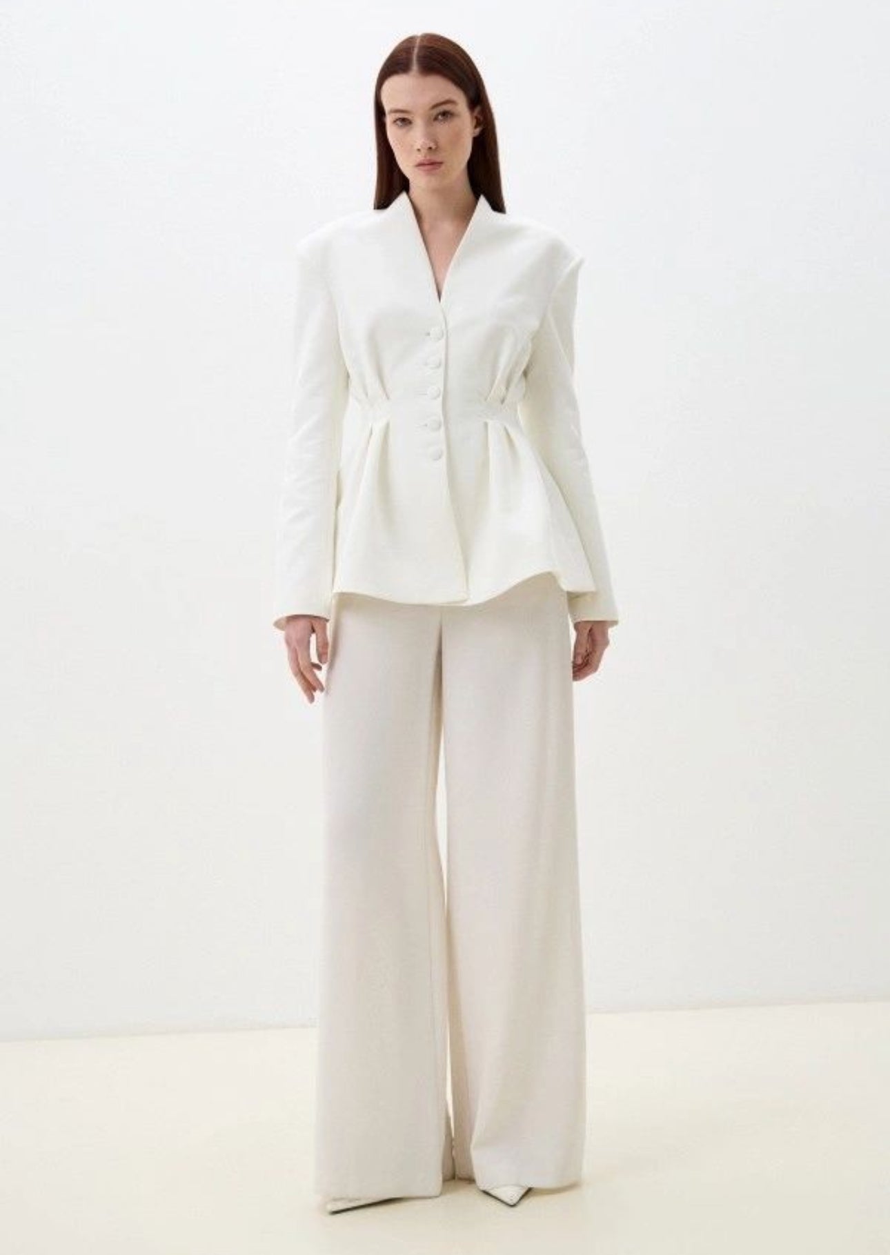 Tailleur TOKYO femminile in stile business-chic, composto da giacca sartoriale e pantaloni ampi a gamba dritta. Perfetto per ufficio, meeting o occasioni formali. Tessuto confortevole e vestibilità moderna per un look professionale e raffinato.