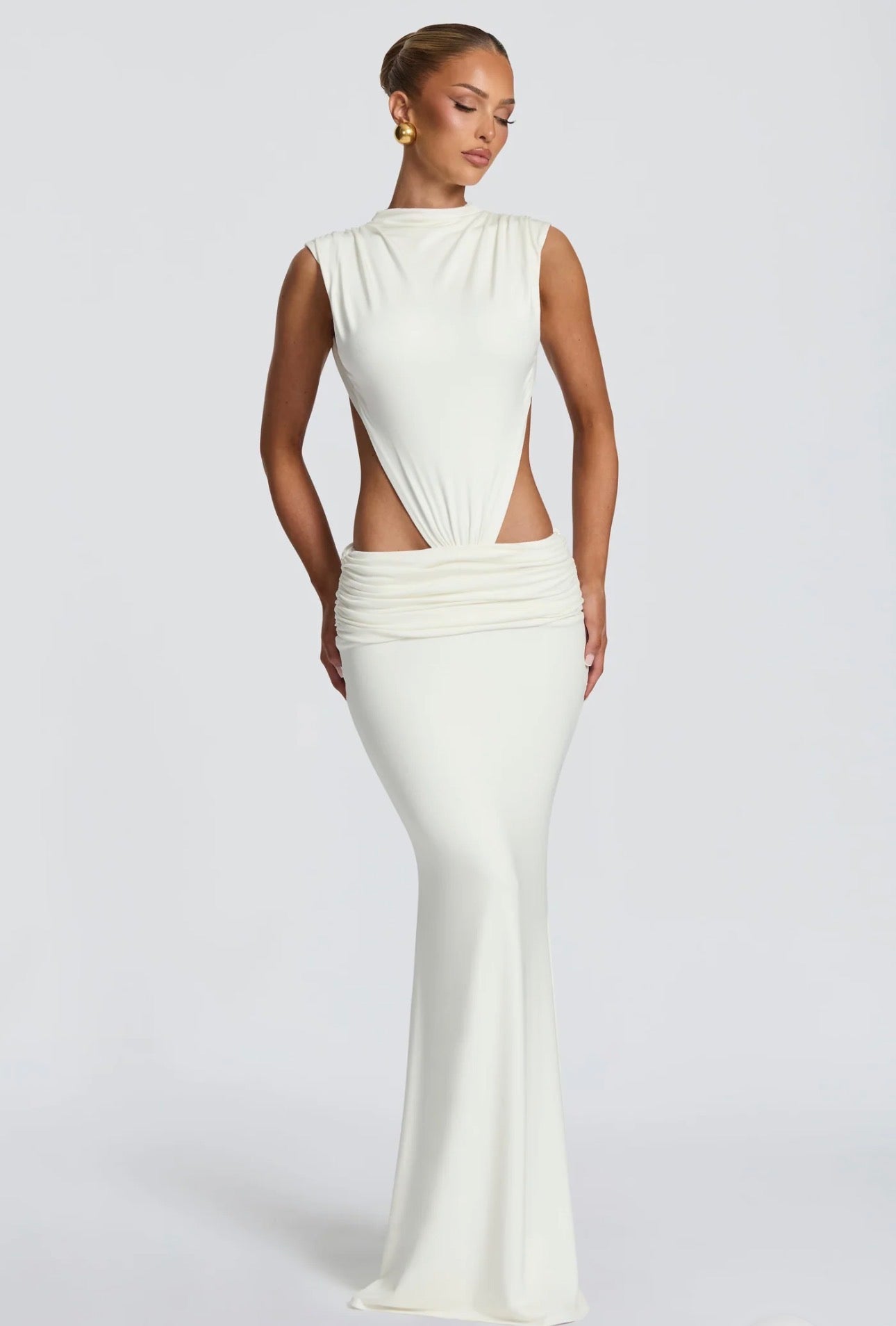 Abito Alba Il perfetto connubio tra eleganza scultorea e audacia contemporanea. Questo abito lungo bianco è pensato per chi vuole ridefinire il concetto di glamour,