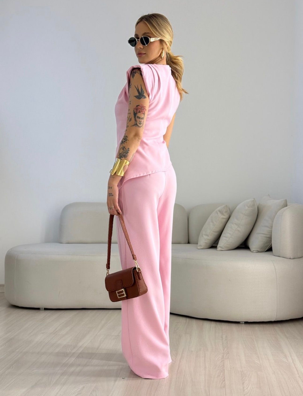 Coordinato Debora Raffinatezza contemporanea e femminilità si incontrano in questo completo coordinato perfetto per cerimonie, eventi speciali o per un look da giorno super chic.