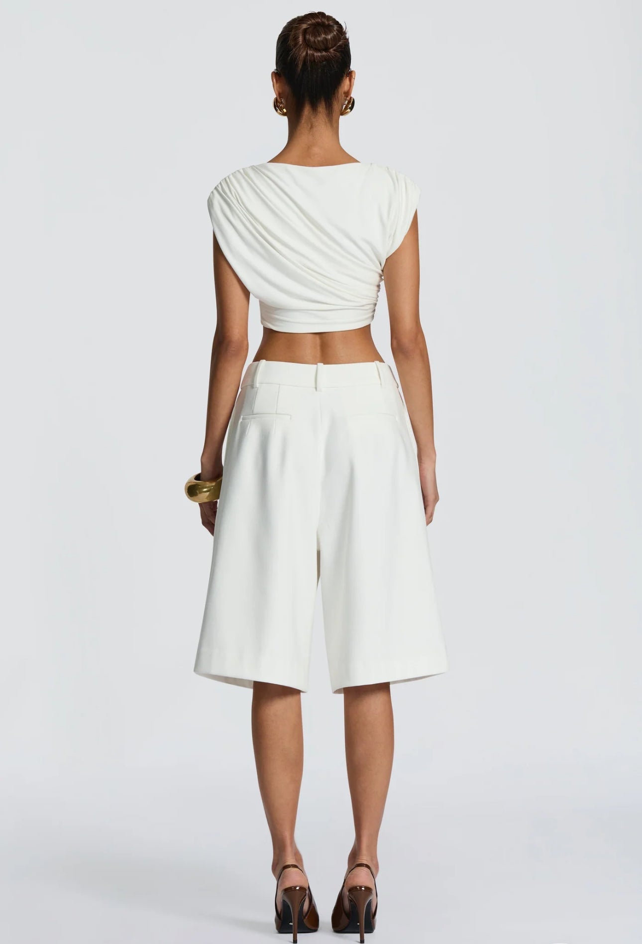 Completo GIULIA Questo look è un perfetto mix tra eleganza e minimalismo, ideale sia per il giorno che per la sera.