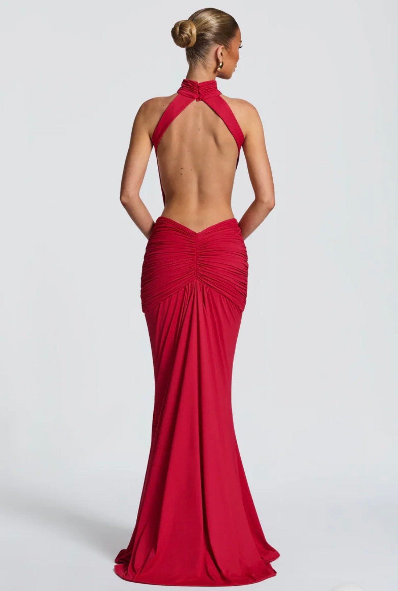 Abito Serena Caratterizzato da una silhouette a sirena che valorizza le forme, questo modello unisce un sofisticato collo alto a un audace gioco di drappeggi e intagli cut-out sui fianchi.