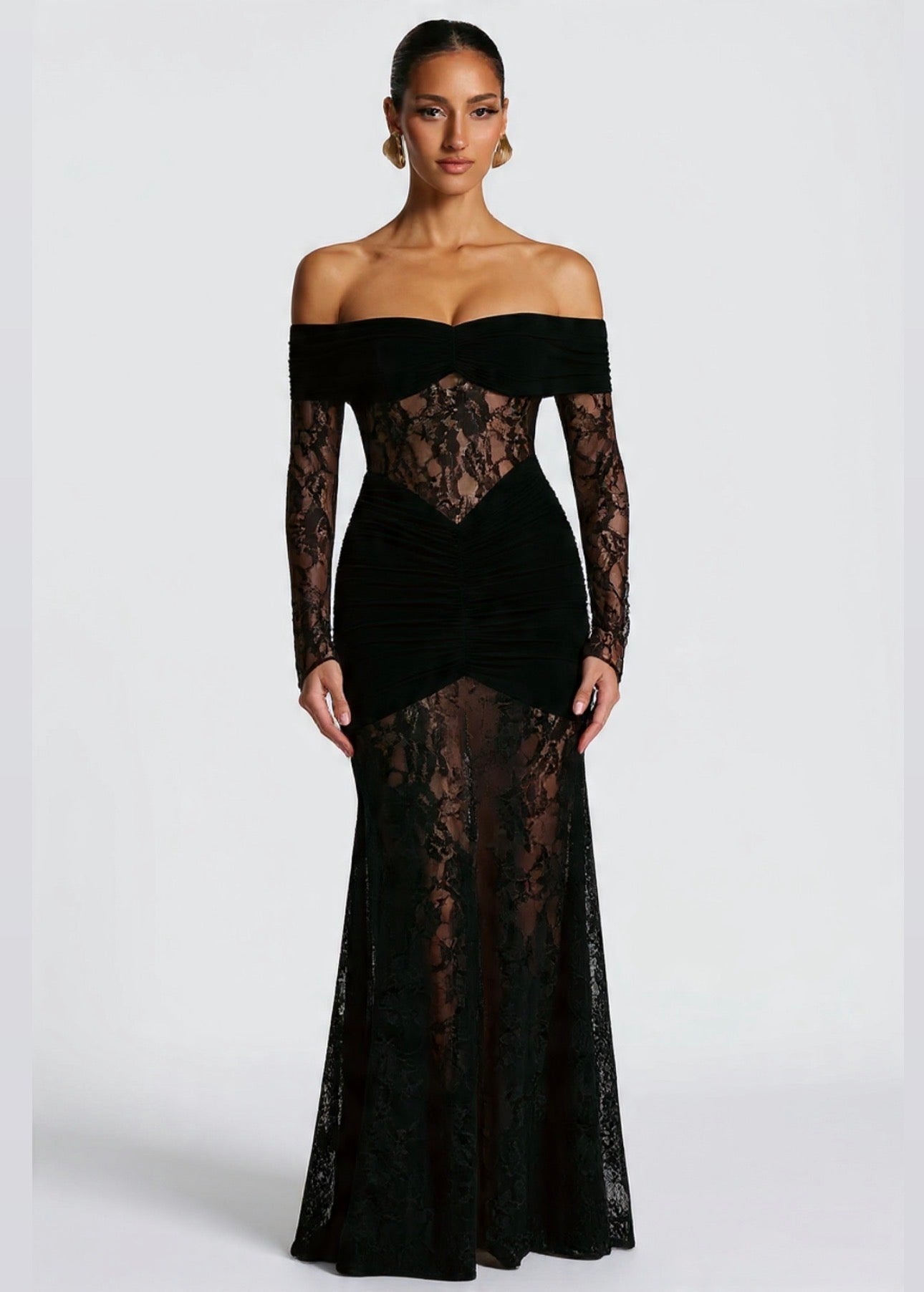 Abito AMIRA Trasparenze audaci e drappeggi perfetti. Scopri l'abito lungo in pizzo e mesh che ridefinisce l'eleganza per i tuoi eventi speciali.