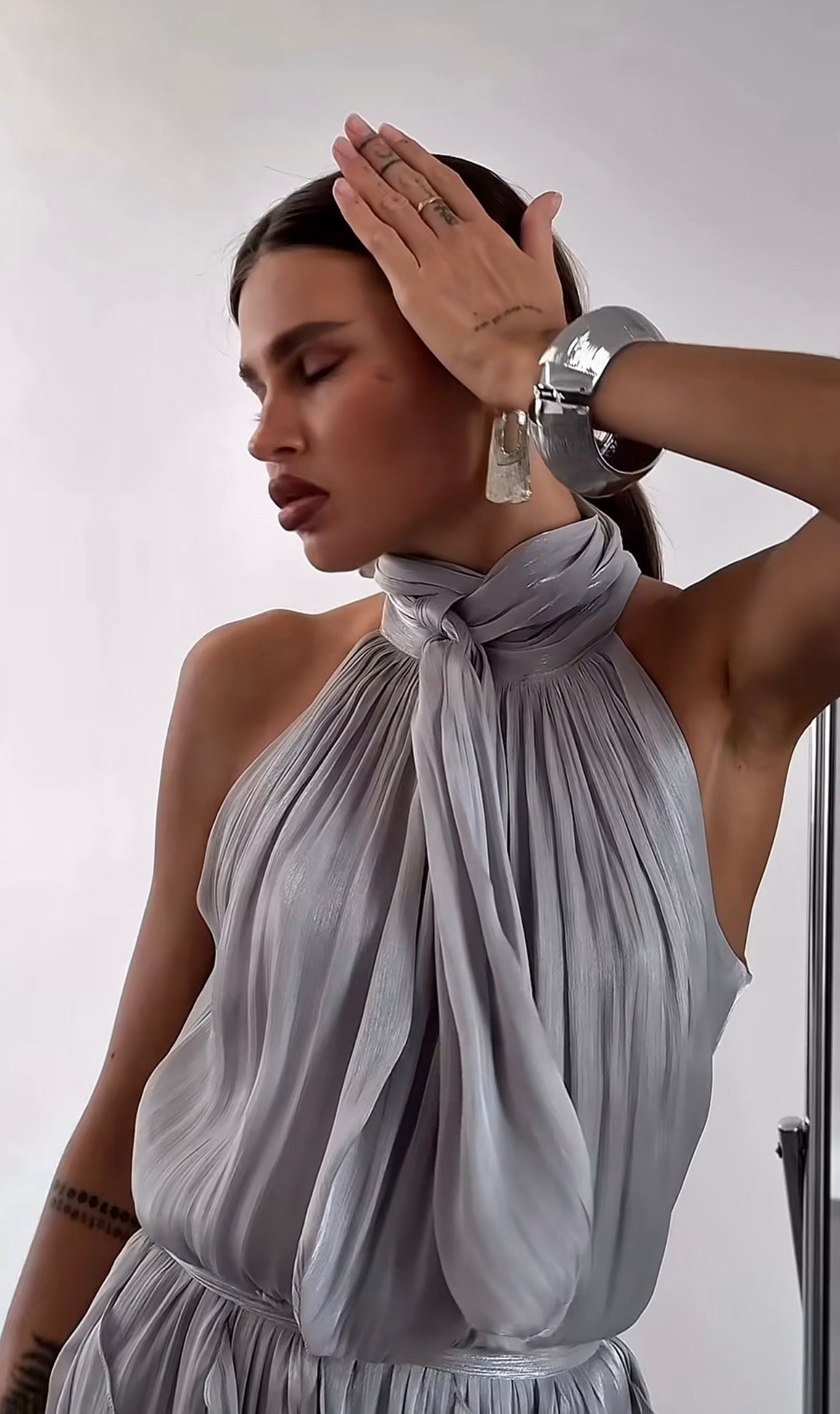 Abito Rouches maxi dress con scollo all'americana, collo con fiocco e gonna a cascata di rouches multistrato pensato per chi vuole essere al centro della scena senza sforzo. La silhouette fluida e il tessuto leggero lo rendono perfetto