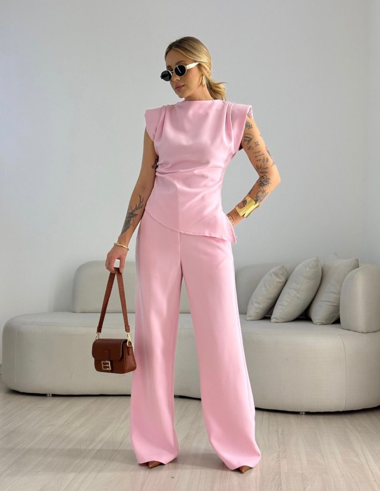 Coordinato Debora Raffinatezza contemporanea e femminilità si incontrano in questo completo coordinato perfetto per cerimonie, eventi speciali o per un look da giorno super chic.