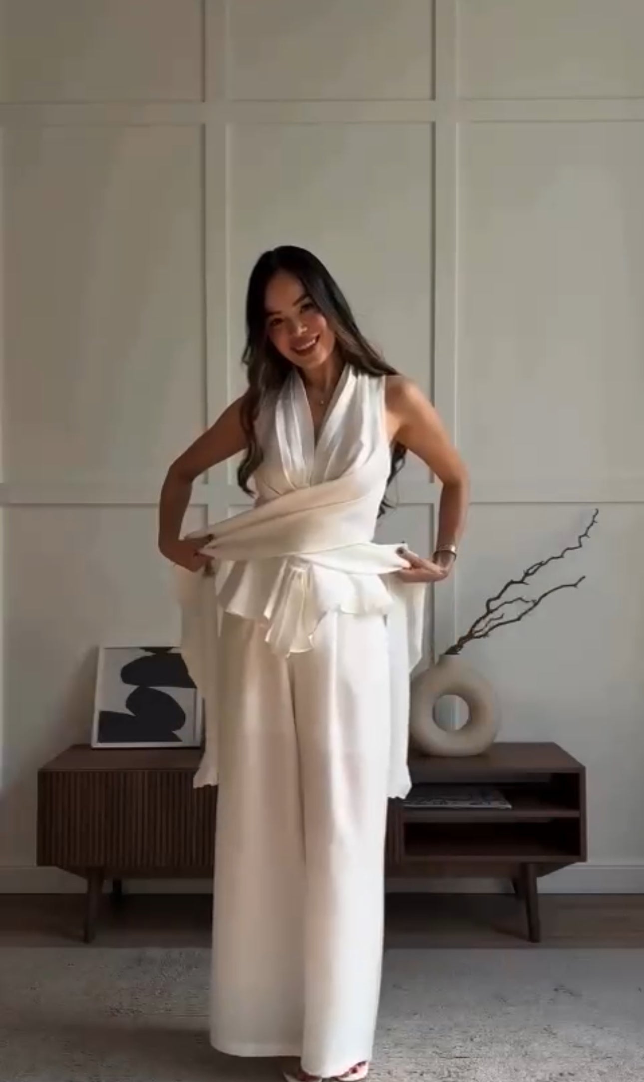 Set Emanuela un design unico con fasce regolabili che ti permettono di personalizzare la vestibilità e lo stile dello scollo in base a ogni occasione Taglio a gamba larga che slancia la figura e garantisce il massimo comfort.