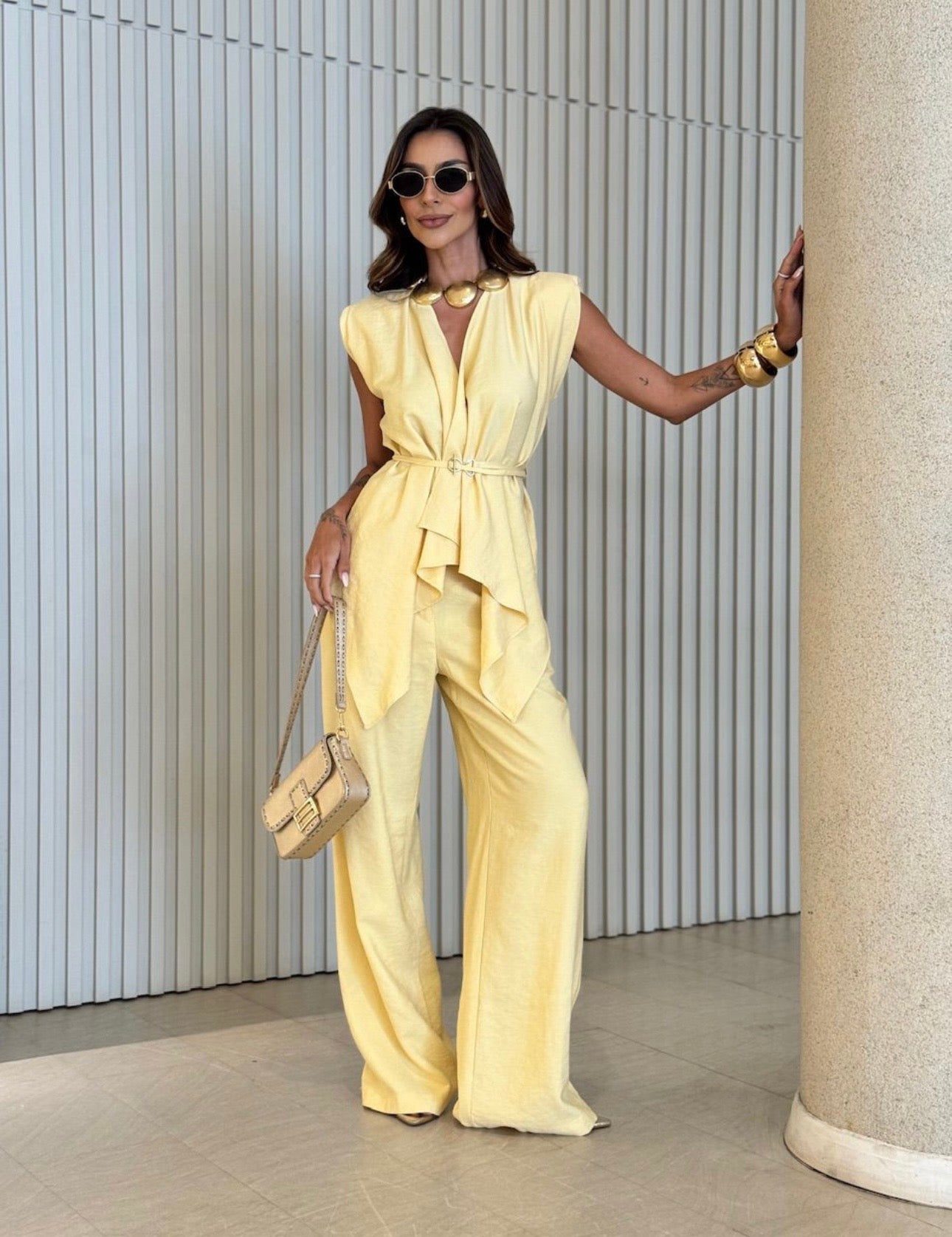 Coordinato Federica completo due pezzi + cinta tessuto lino è l'alleato perfetto per chi cerca un look sofisticato senza rinunciare alla freschezza.