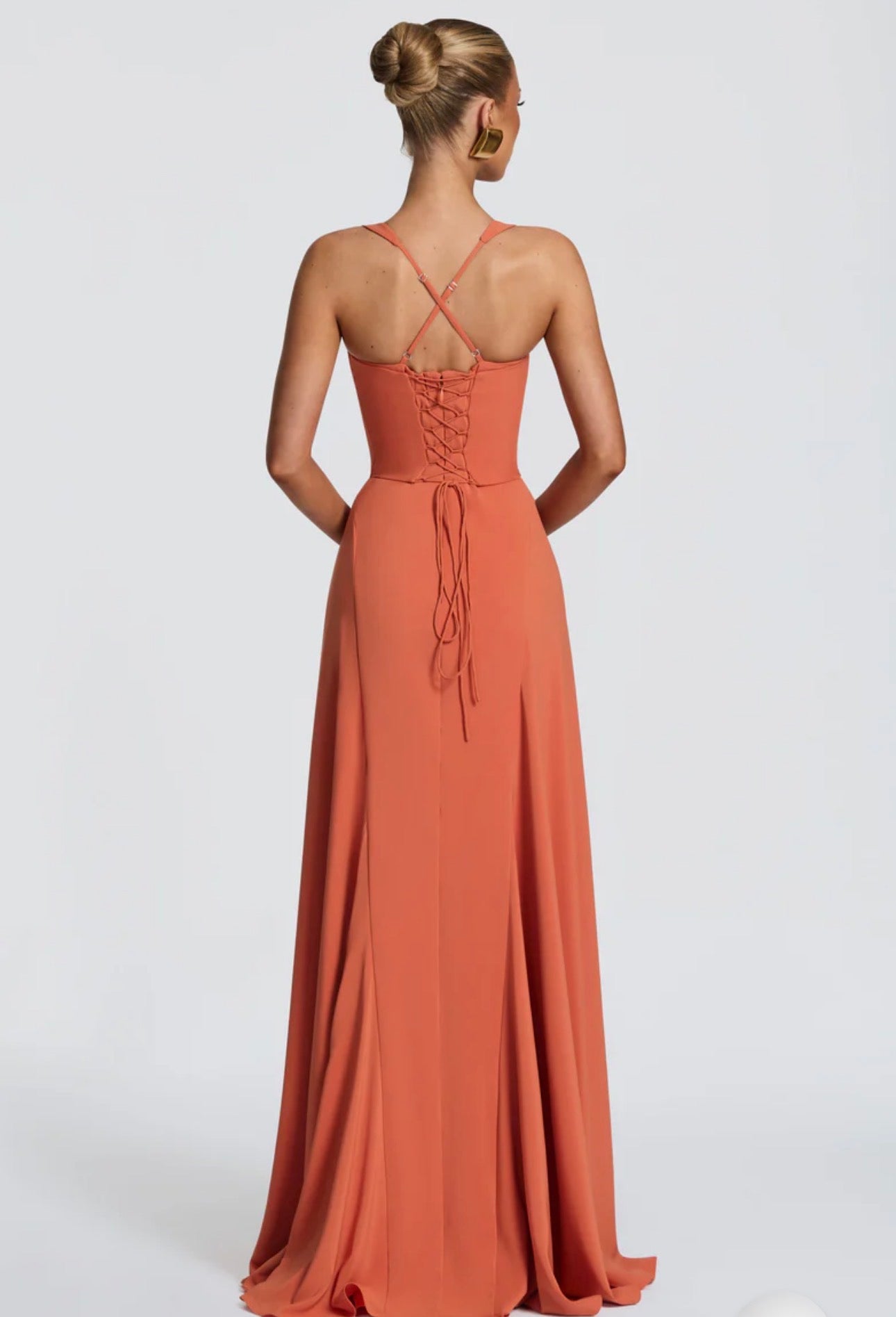 Abito Lungo Aura Corset Elegante ed esclusivo, l'abito lungo Aura ridefinisce la silhouette femminile con un corsetto delicato e spalline incrociate sul retro.
