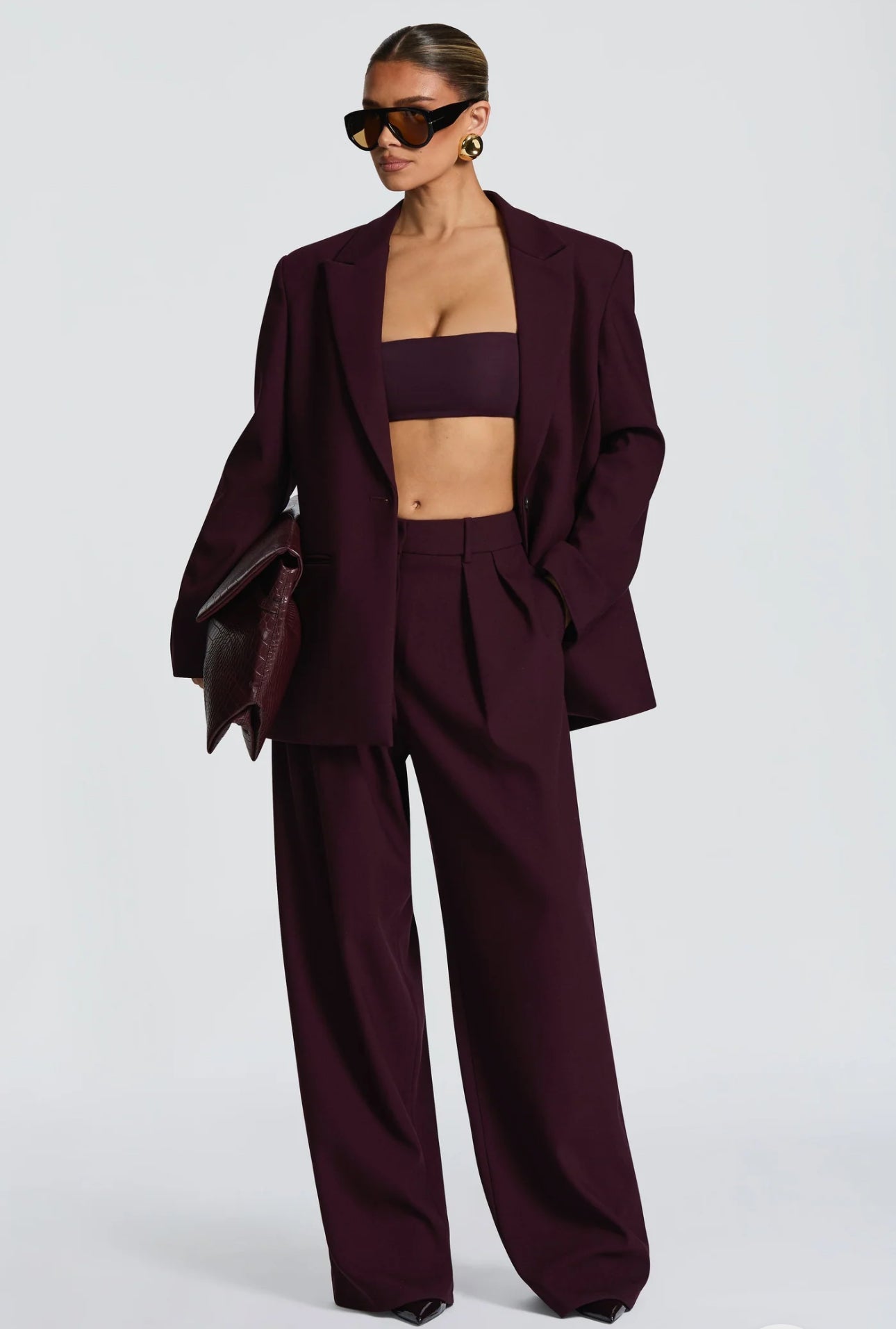 Tailleur ELEONORA in promo Completo elegante composto da giacca oversize, pantaloni a palazzo e top coordinato. Un look moderno e sofisticato, perfetto per eventi, serate chic o outfit di tendenza.
