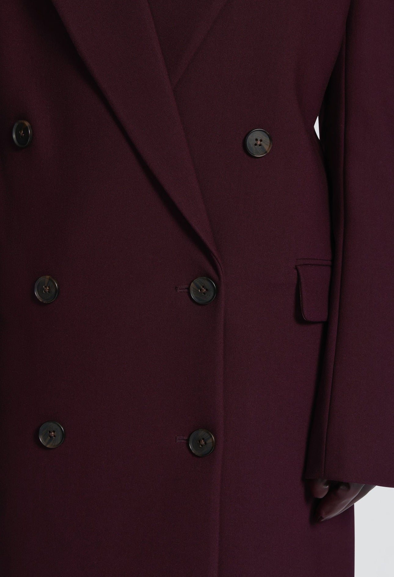 Promozione Cappotto ISABELLA  lungo dal taglio sartoriale con design doppiopetto e spalle strutturate. Elegante e versatile, perfetto per completare look sofisticati nelle giornate più fredde.