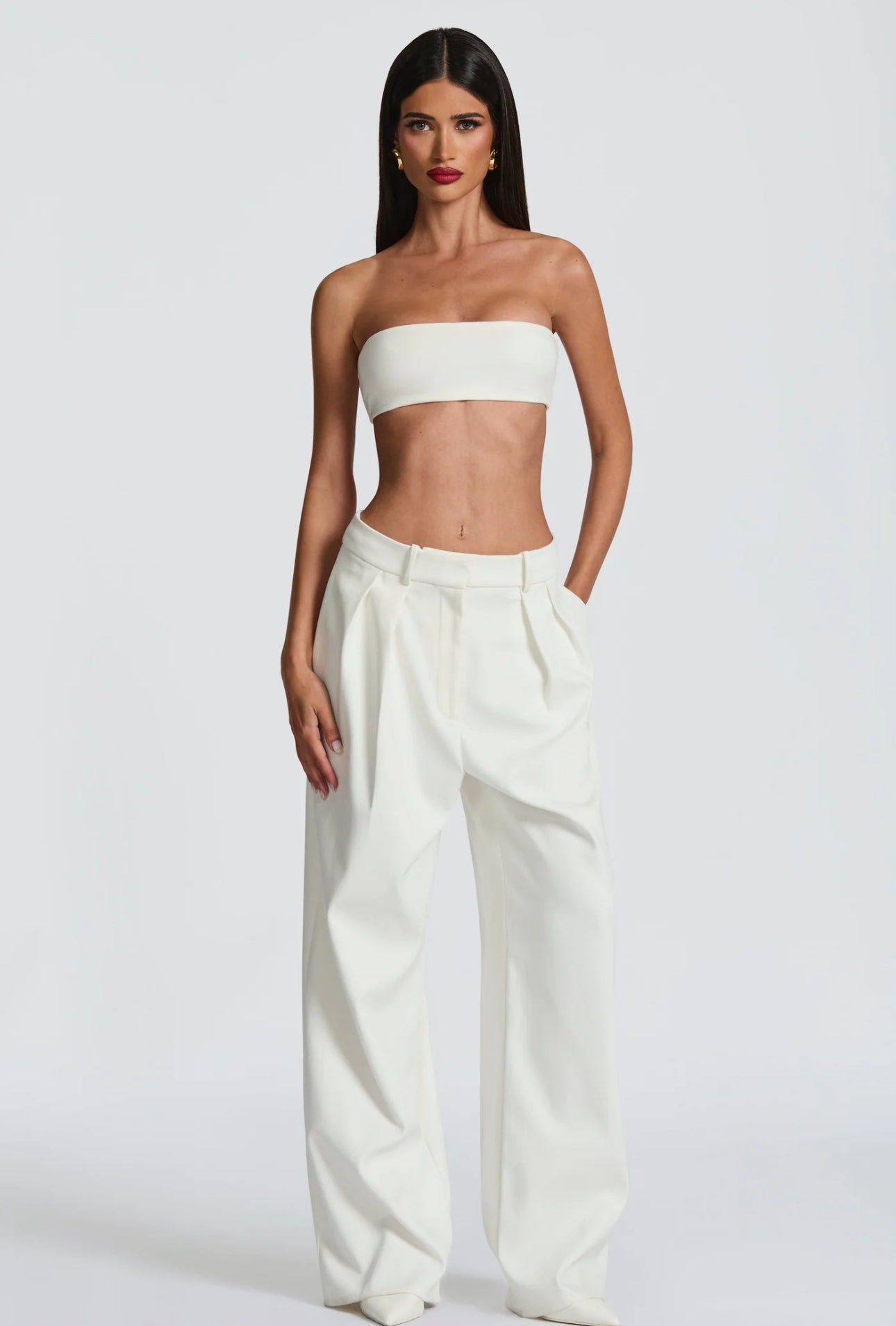 Tailleur ELEONORA in promo Completo elegante composto da giacca oversize, pantaloni a palazzo e top coordinato. Un look moderno e sofisticato, perfetto per eventi, serate chic o outfit di tendenza.