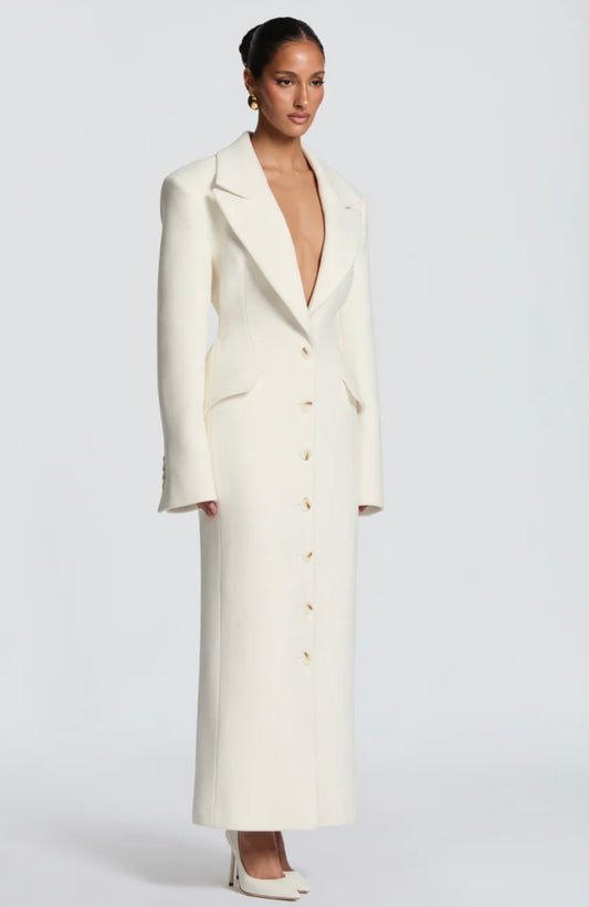 Cappotto Maxi Sartoriale a Clessidra Un capolavoro di sartorialità ed eleganza senza tempo. Questo cappotto maxi unisce una linea strutturata ad alta definizione a dettagli funzionali e sofisticati, pensati per valorizzare la figura.