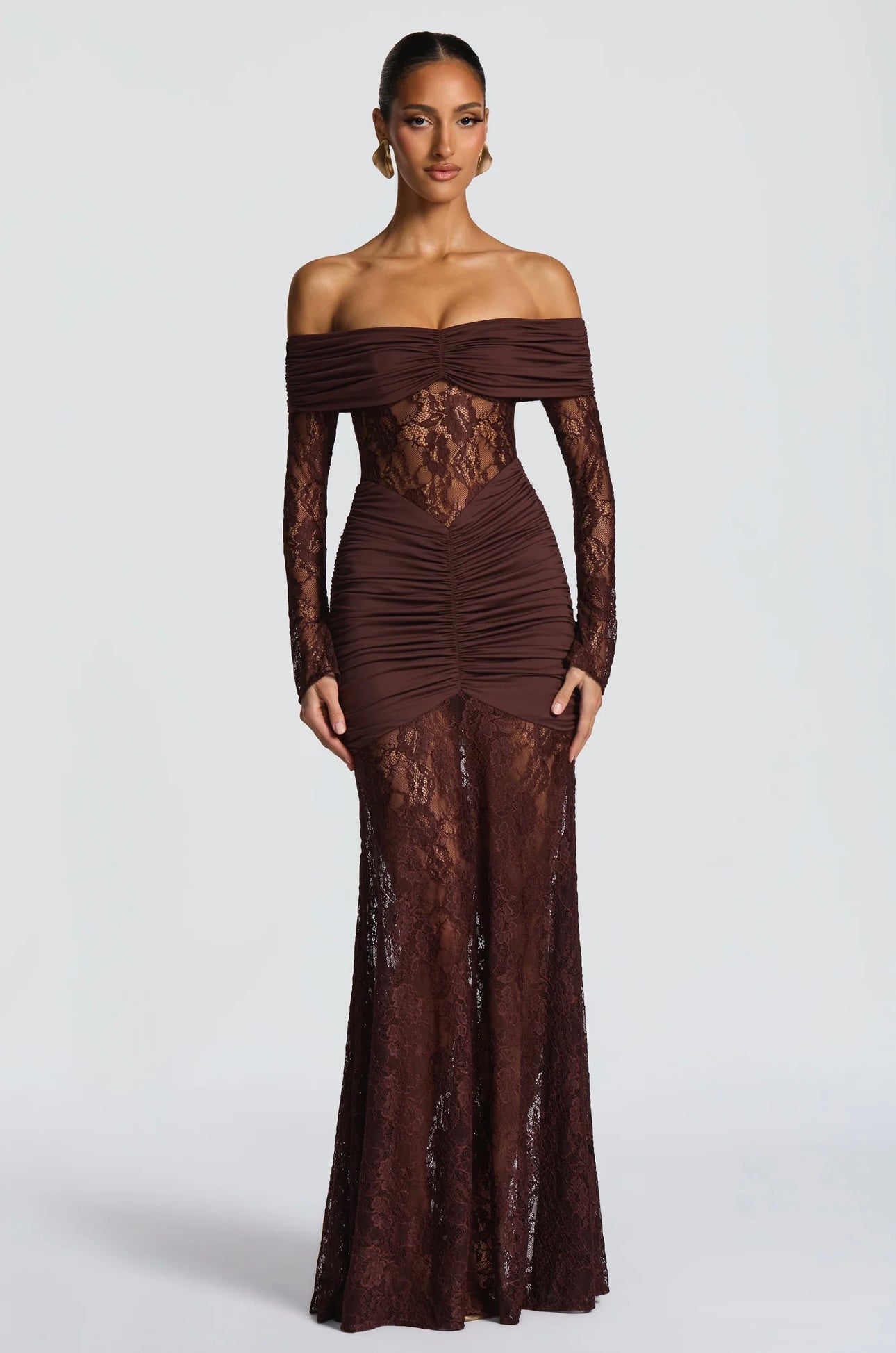 Abito AMIRA Trasparenze audaci e drappeggi perfetti. Scopri l'abito lungo in pizzo e mesh che ridefinisce l'eleganza per i tuoi eventi speciali.
