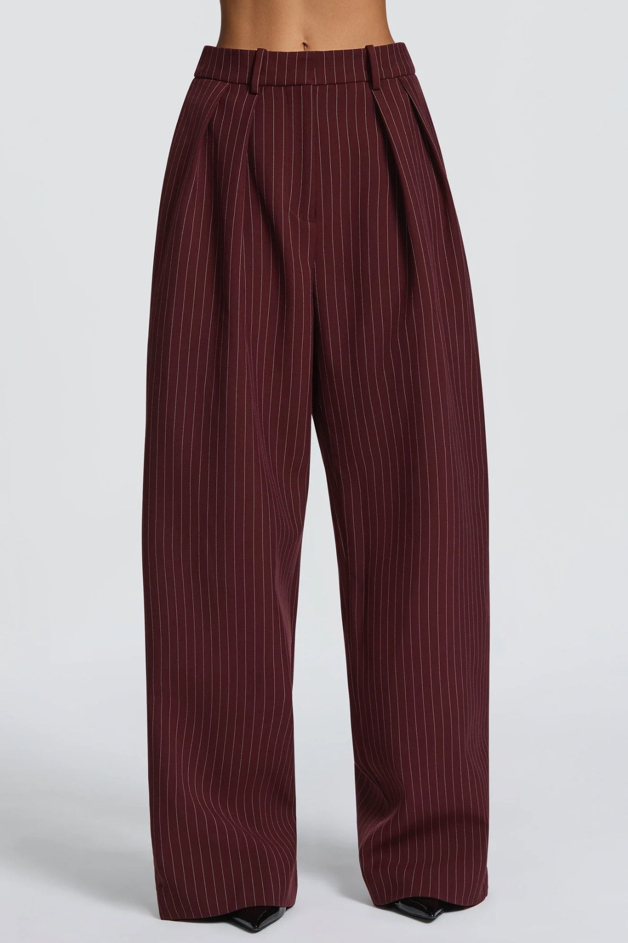 Tailleur ELEONORA in promo Completo elegante composto da giacca oversize, pantaloni a palazzo e top coordinato. Un look moderno e sofisticato, perfetto per eventi, serate chic o outfit di tendenza.