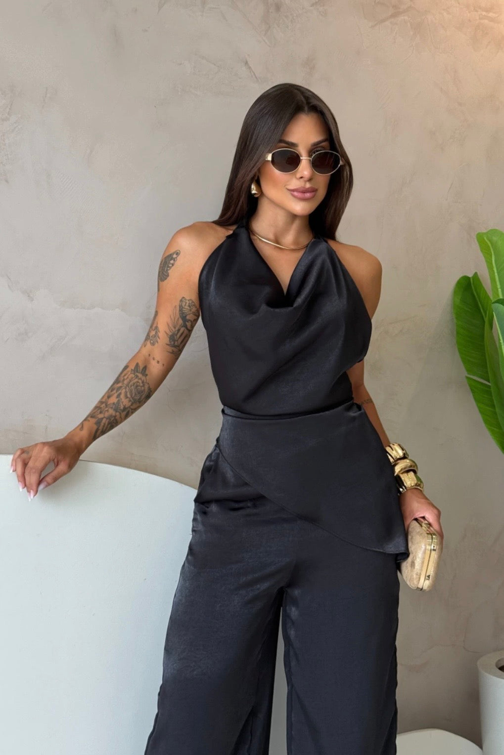 Coordinato Barbara Il set è composto di seta satinata da un top con scollo a cappuccio e schiena scoperta che valorizza la silhouette, abbinato a un pantalone a palazzo fluido che slancia la figura ad ogni passo.