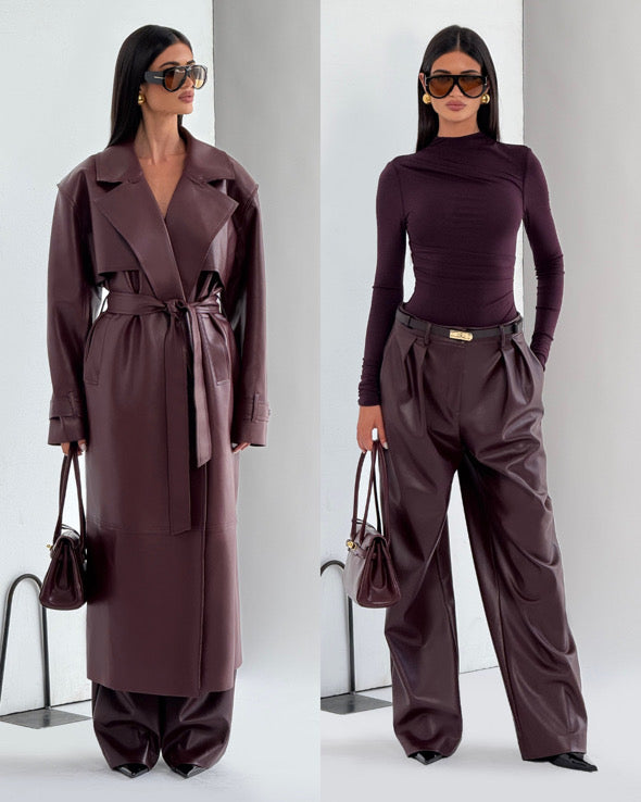 Trench ANITA in eco-pelle con cintura Un look deciso e sofisticato, perfetto per chi ama uno stile contemporaneo e audace.