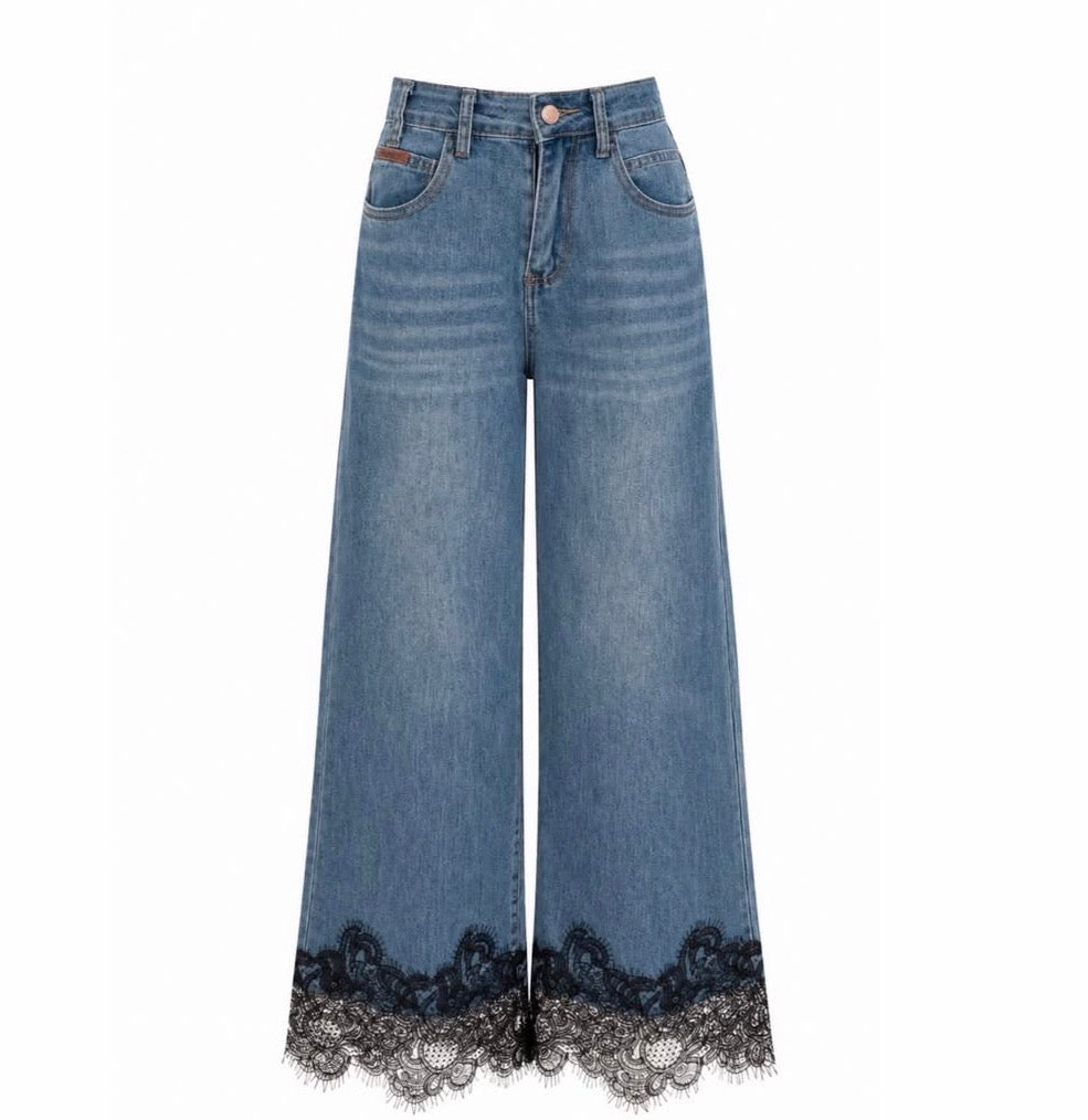Completo Debora Abito Slip Asimmetrico con Pizzo Nero e Jeans a Gamba Larga con Dettagli