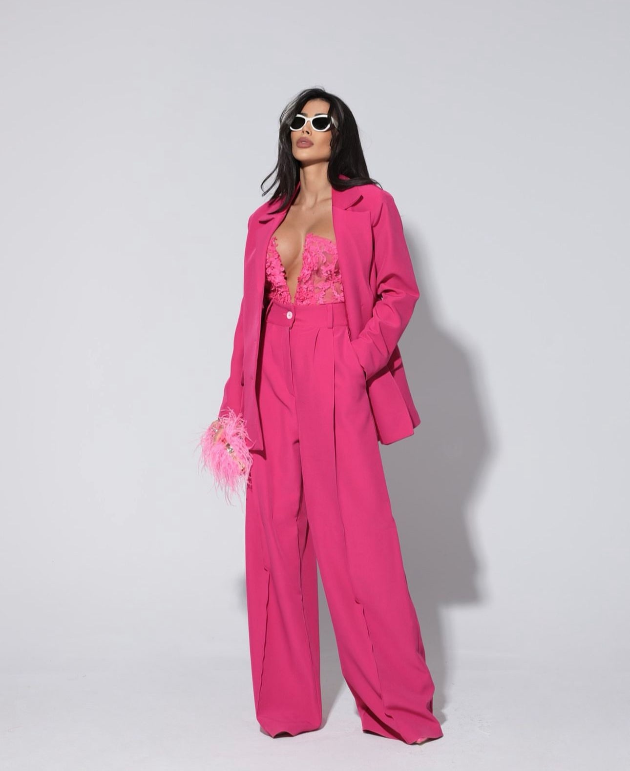 Tailleur Renata Questo completo è la scelta perfetta per distinguerti con stile: blazer dal taglio elegante, pantalone a gamba larga che slancia la figura e top in pizzo delicato che aggiunge un tocco sensuale e sofisticato.