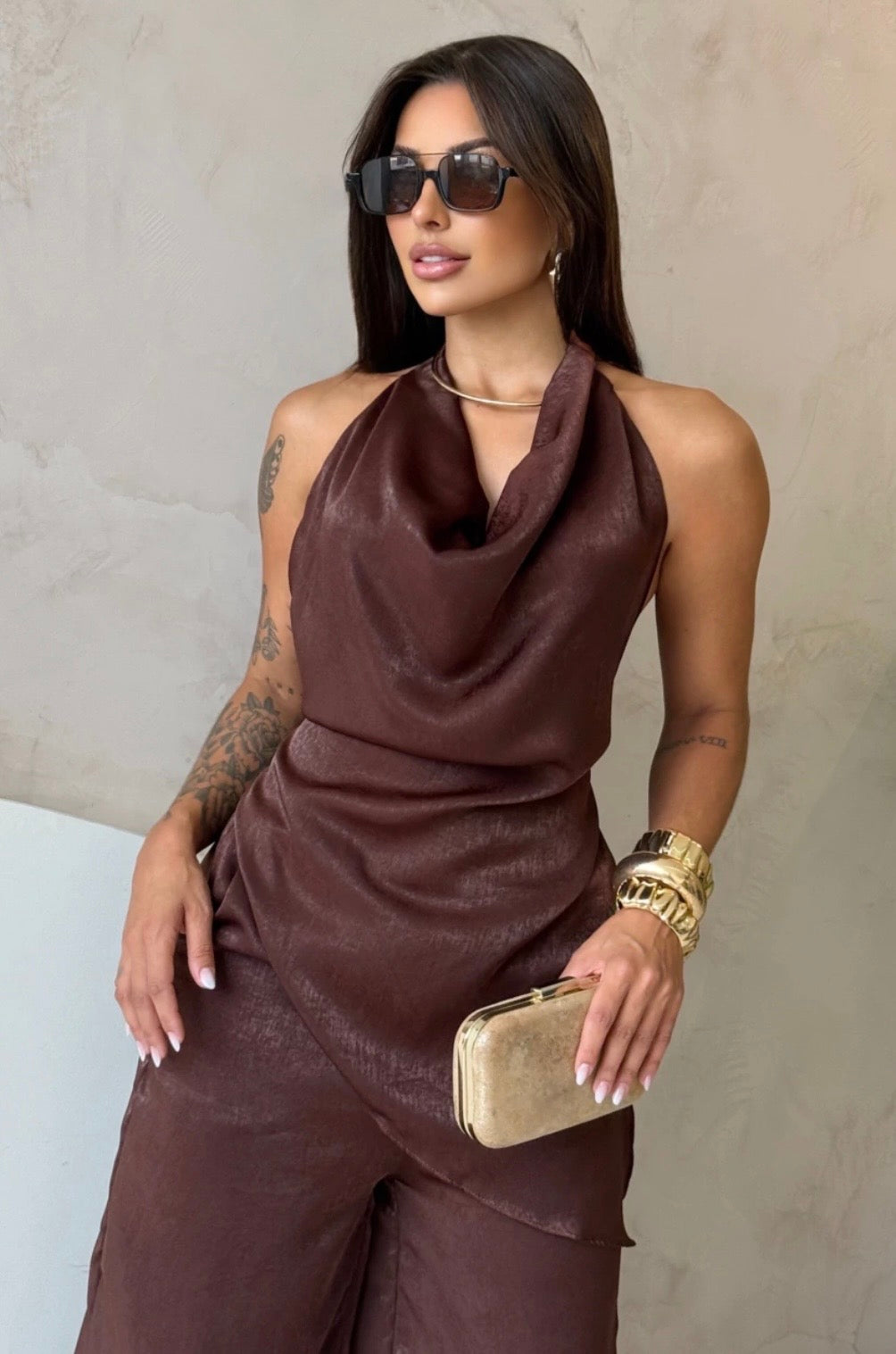 Coordinato Barbara Il set è composto di seta satinata da un top con scollo a cappuccio e schiena scoperta che valorizza la silhouette, abbinato a un pantalone a palazzo fluido che slancia la figura ad ogni passo.