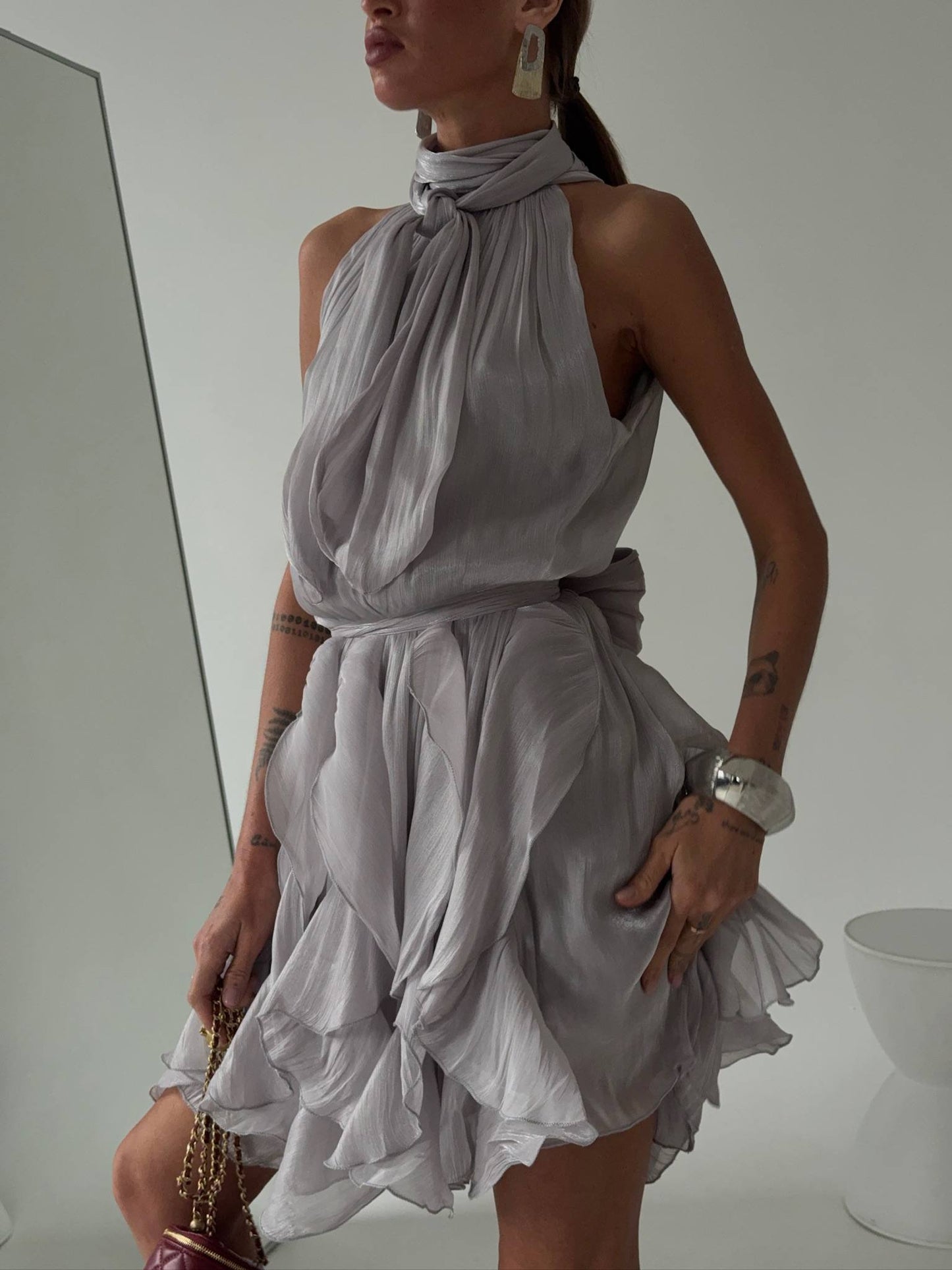 Abito Rouches midi dress con scollo all'americana, collo con fiocco e gonna a cascata di rouches multistrato pensato per chi vuole essere al centro della scena senza sforzo. La silhouette fluida e il tessuto leggero lo rendono perfetto