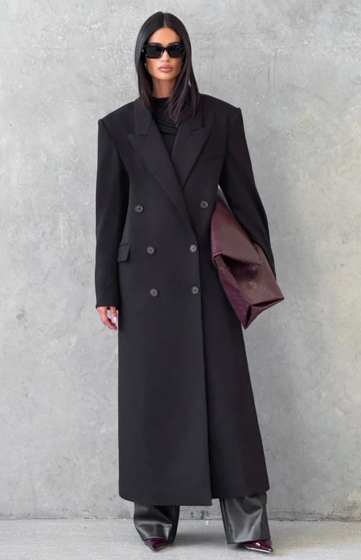 Cappotto Maxi Doppio Petto Sartoriale Caratterizzato da spalle definite, ampi revers e un’elegante allacciatura a doppio petto, è il capo definitivo per elevare i tuoi outfit invernali con un tocco di lusso discreto e minimalista.
