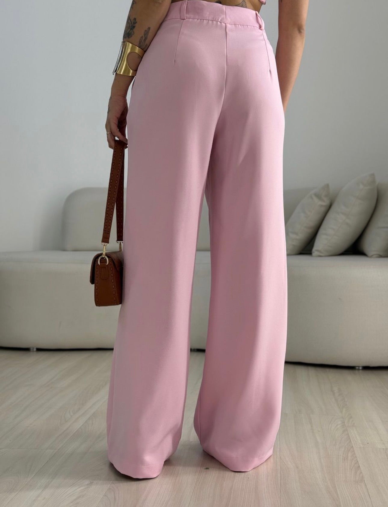 Coordinato Debora Raffinatezza contemporanea e femminilità si incontrano in questo completo coordinato perfetto per cerimonie, eventi speciali o per un look da giorno super chic.