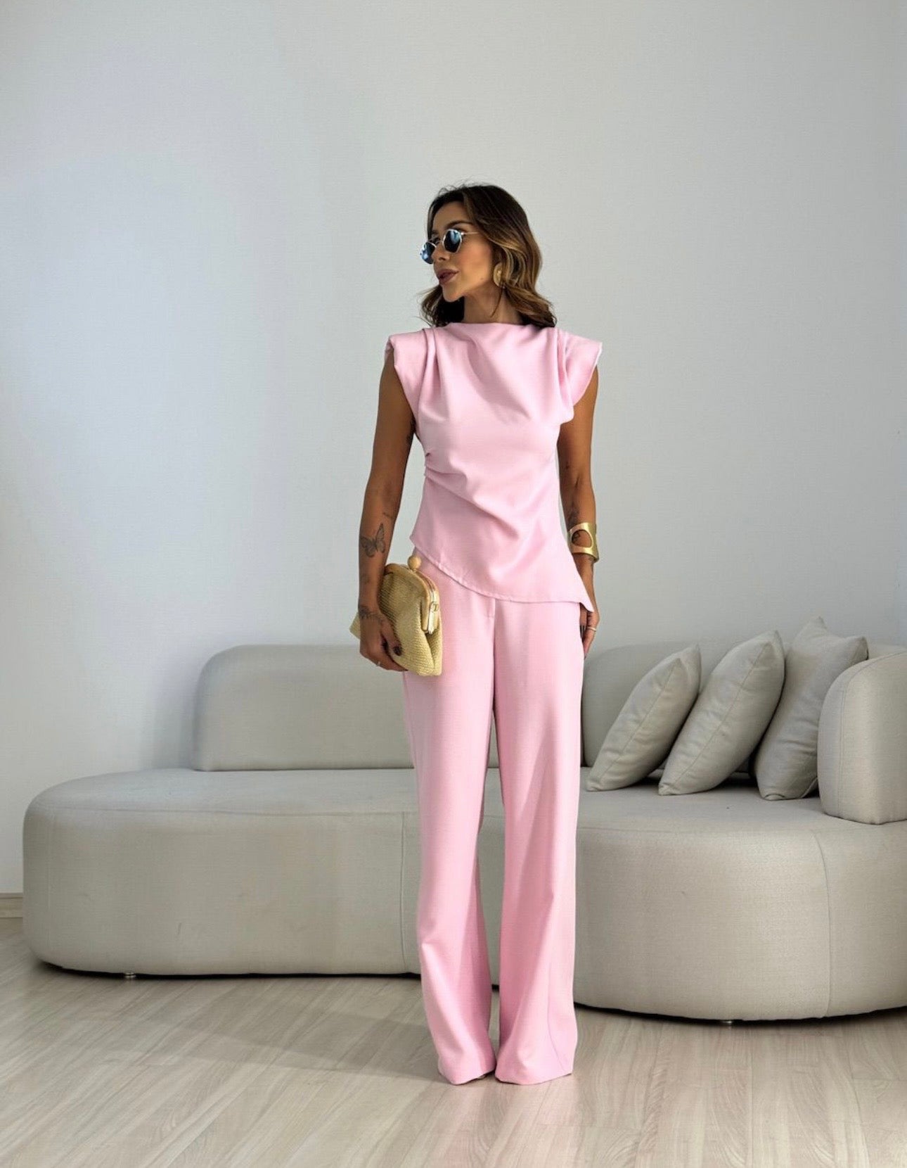 Coordinato Debora Raffinatezza contemporanea e femminilità si incontrano in questo completo coordinato perfetto per cerimonie, eventi speciali o per un look da giorno super chic.
