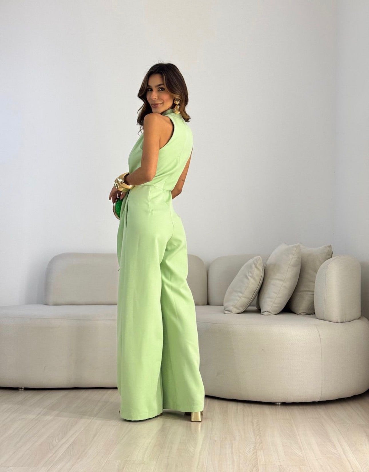 Jumpsuite Carol F. Un capo che parla il linguaggio del lusso contemporaneo con una silhouette impeccabile in ogni occasione.