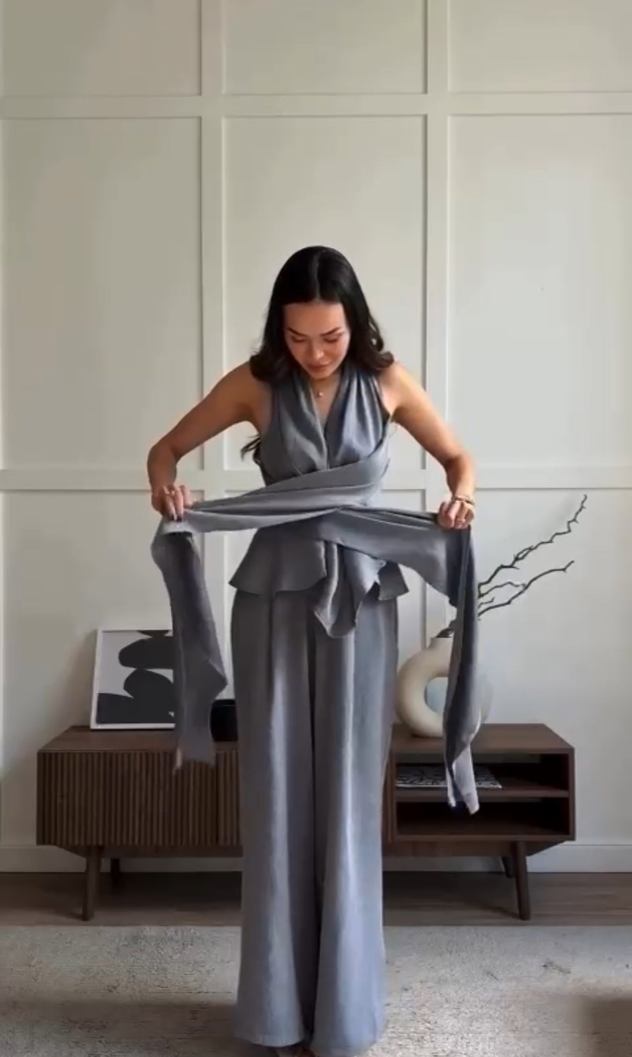 Set Emanuela un design unico con fasce regolabili che ti permettono di personalizzare la vestibilità e lo stile dello scollo in base a ogni occasione Taglio a gamba larga che slancia la figura e garantisce il massimo comfort.