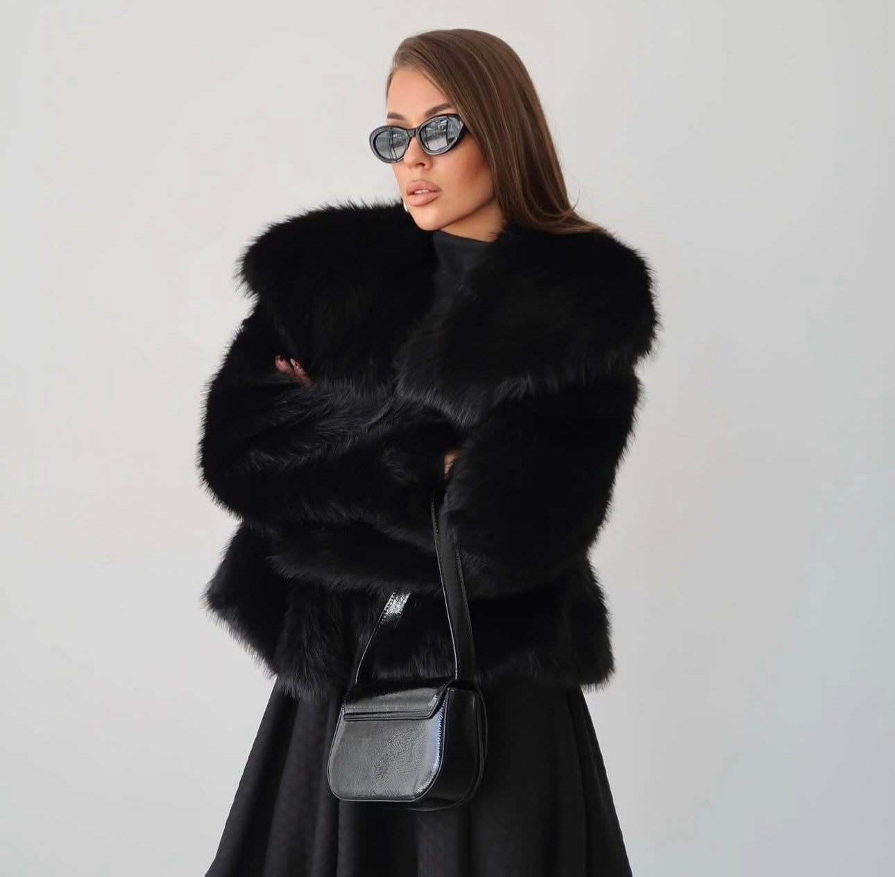 La Eco pelliccia ALESSANDRA è realizzata con materiali ecologici di alta qualità per garantire un look elegante e moderno. Il collo ampio e la chiusura frontale discreta la rendono pratica e versatile, perfetta per ogni occasione.
