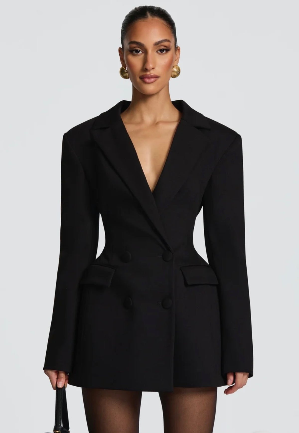 Blazer Elvira Un capo versatile che ridefinisce il concetto di power-dressing, perfetto da indossare come mini abito o come giacca over per un look stratificato.